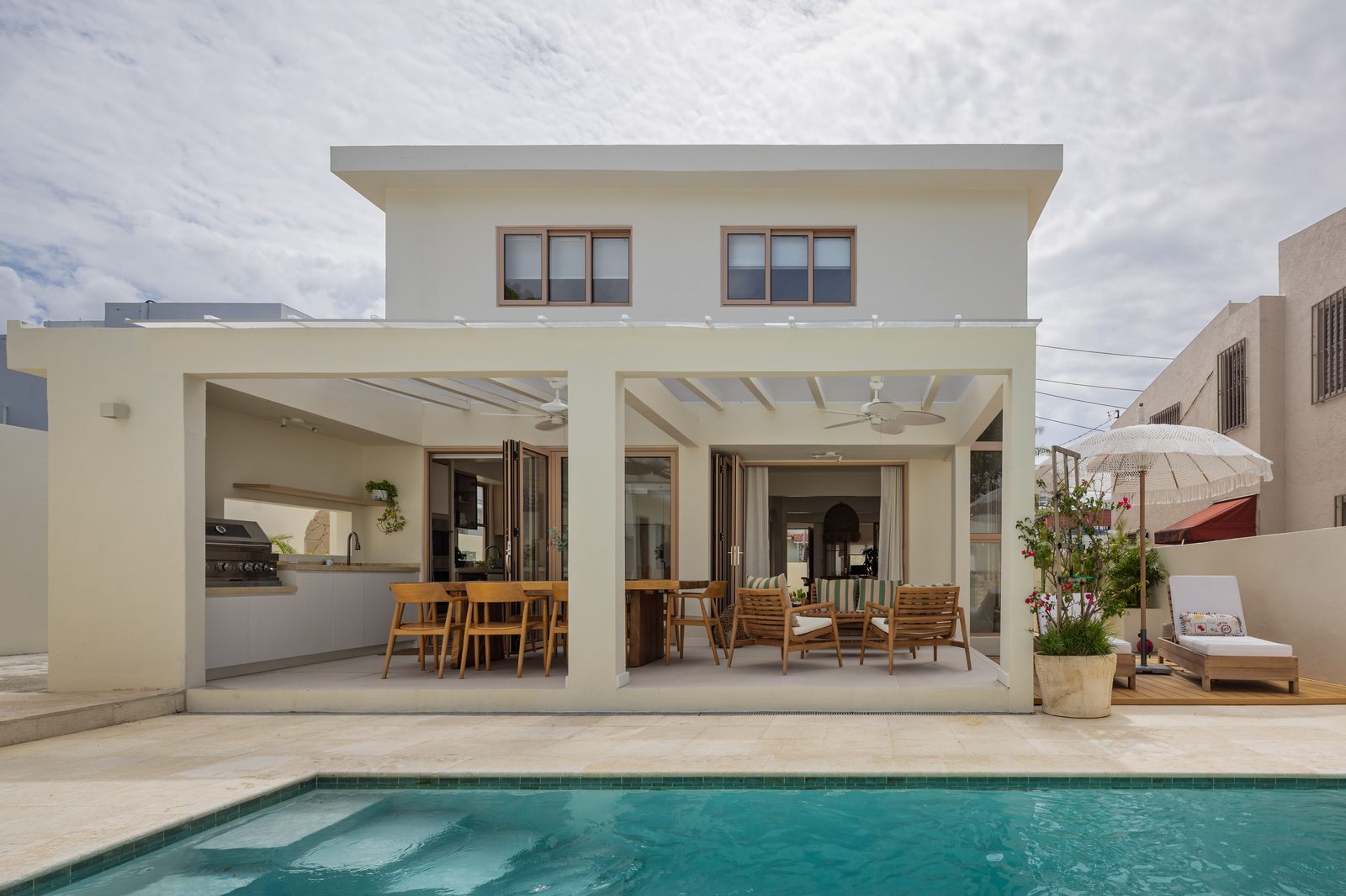 Terraza y piscina exterior