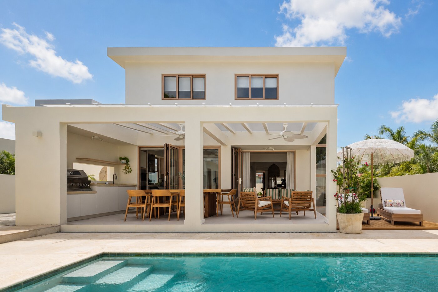 Fachada trasera con piscina, terraza cubierta y ventanas a medida