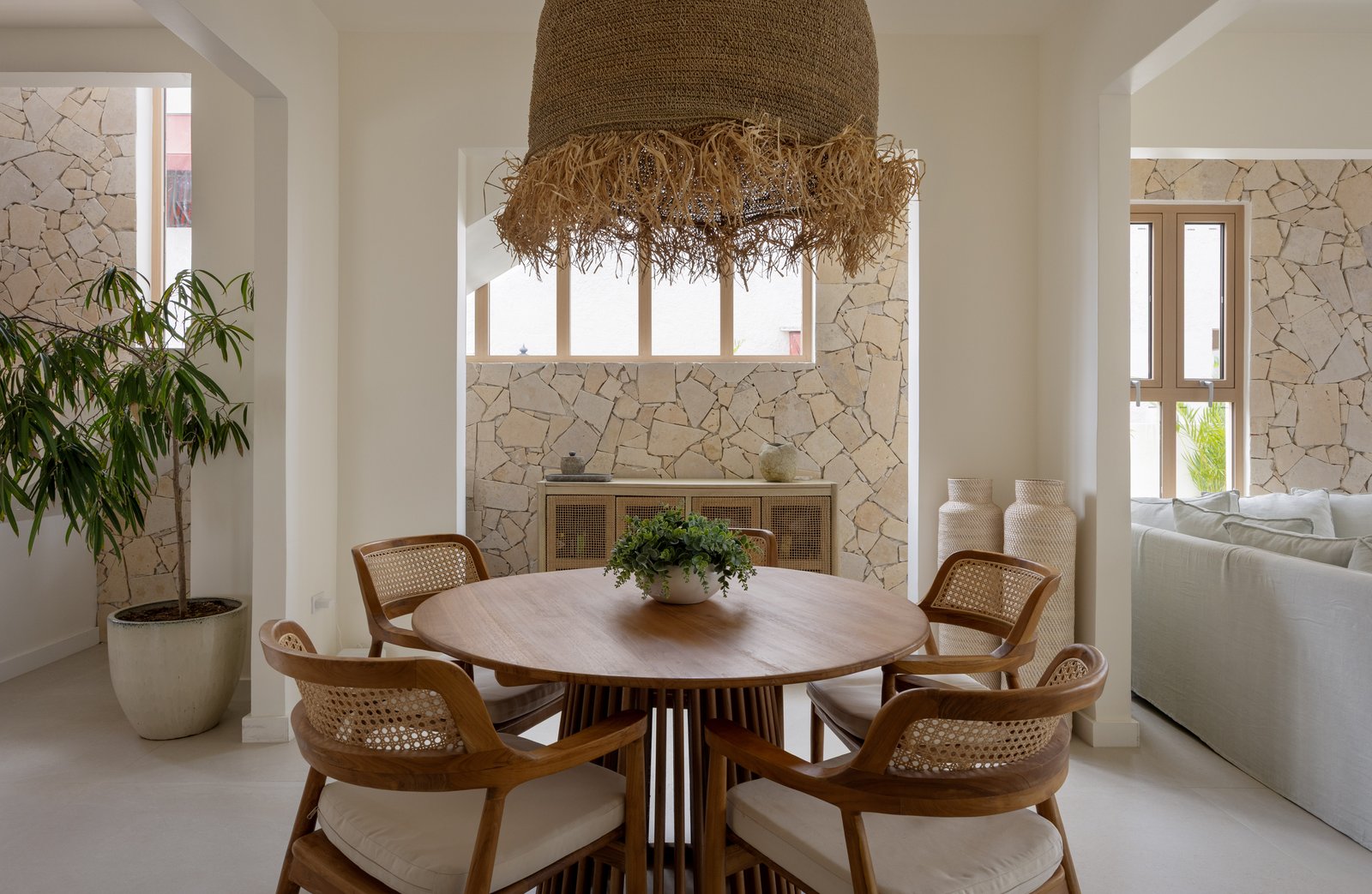 Living y comedor con mobiliario a medida